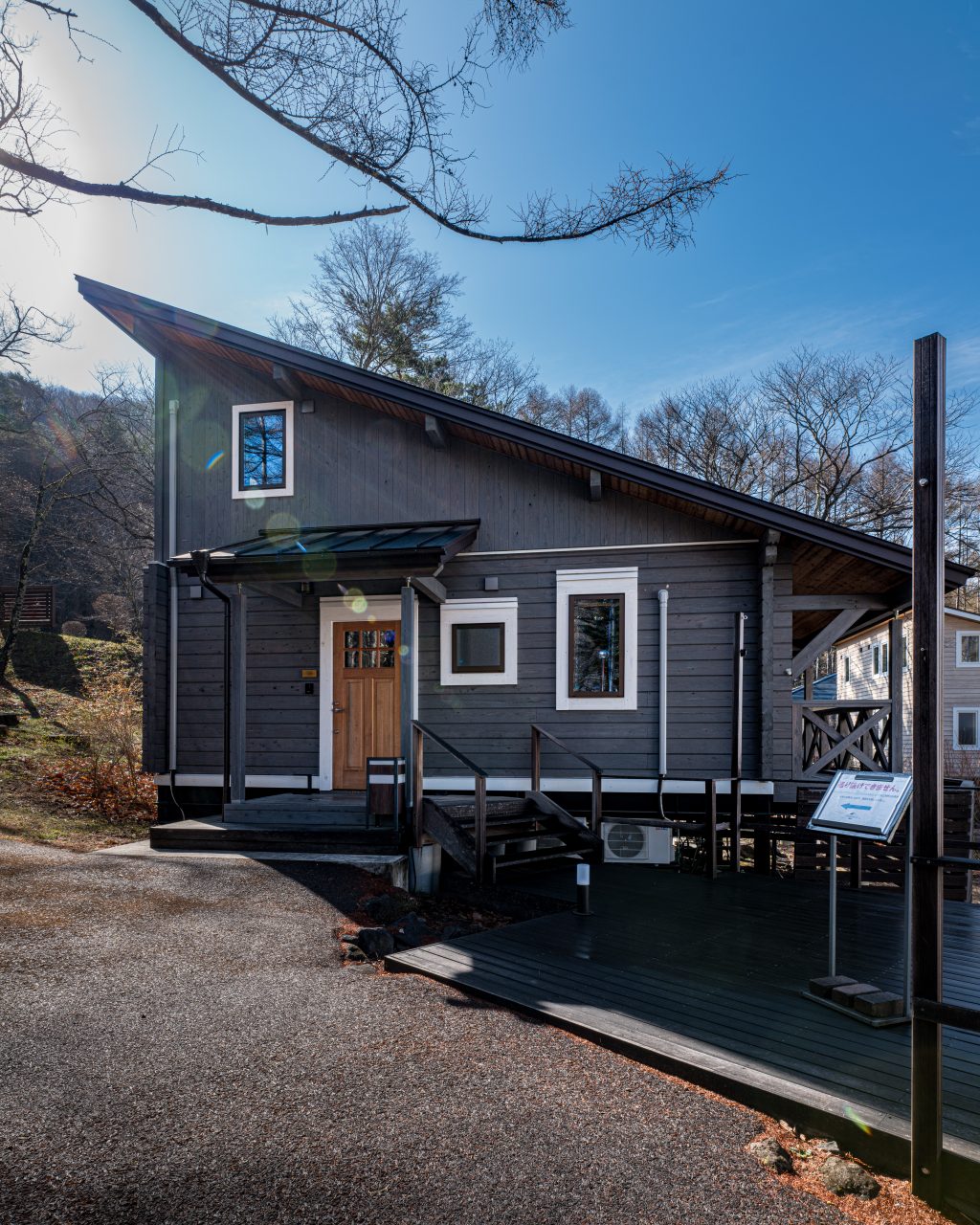 片流れ屋根のスタイリッシュなログハウス